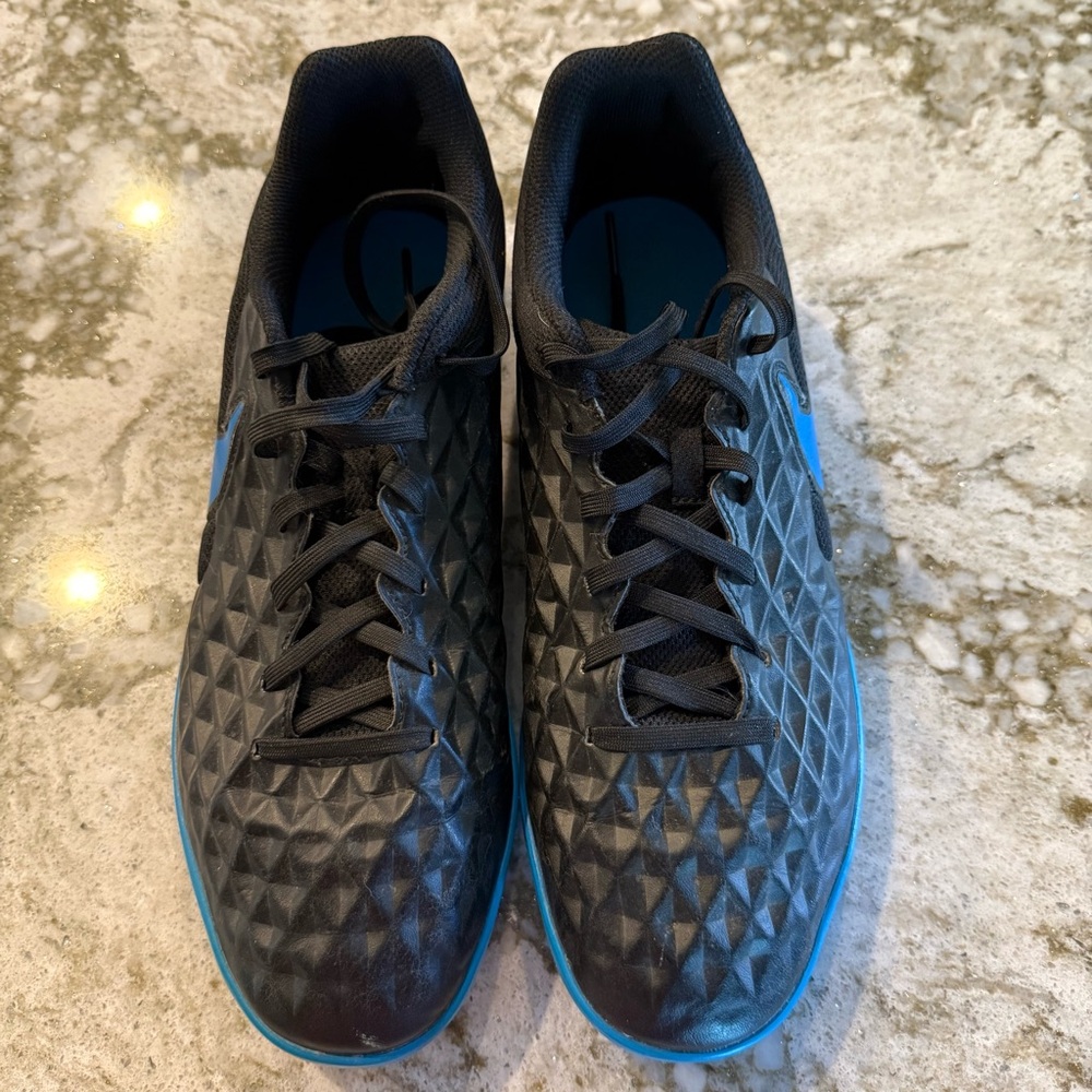 Nike Men's Tiempo Legend 8 Club Indoor Soccer Shoes, size 8.5
